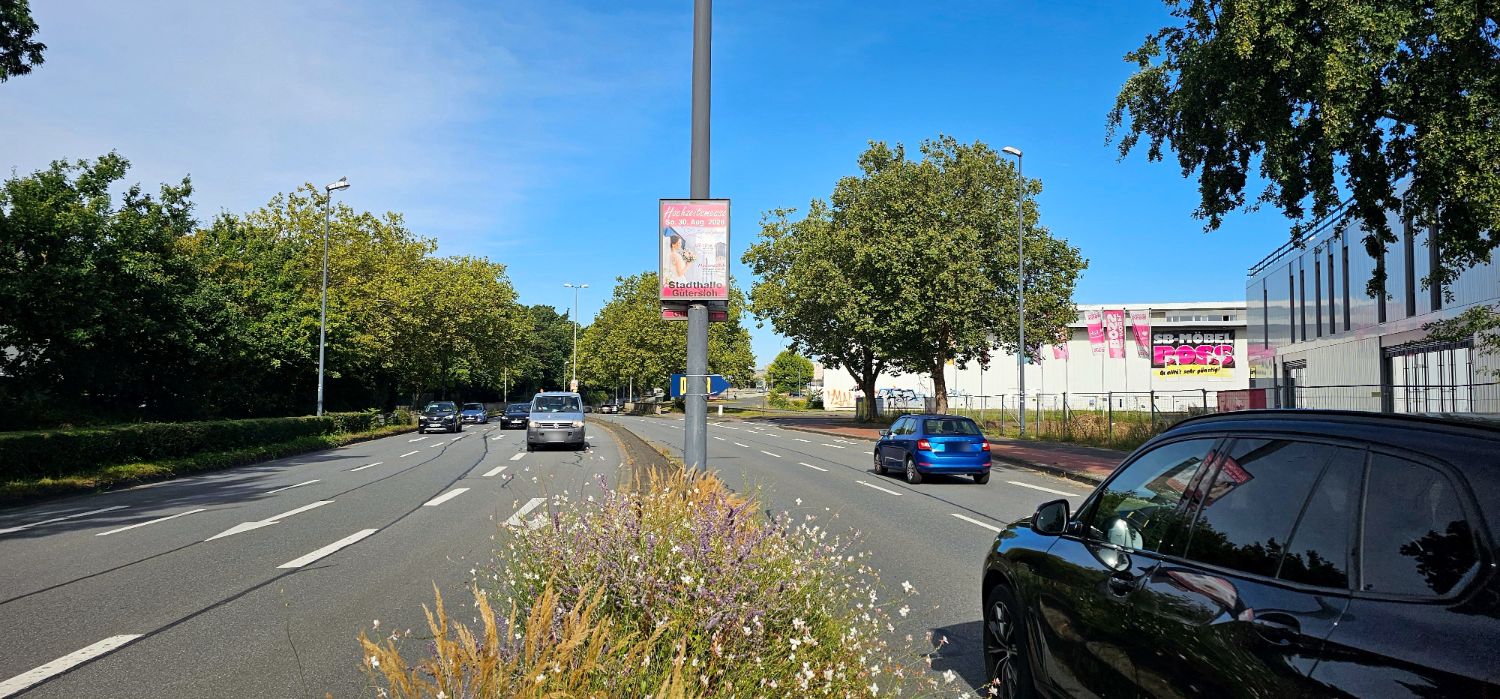 Werberahmen an der Ausfallstraße Höhe SB-Möbel Boss in Gütersloh