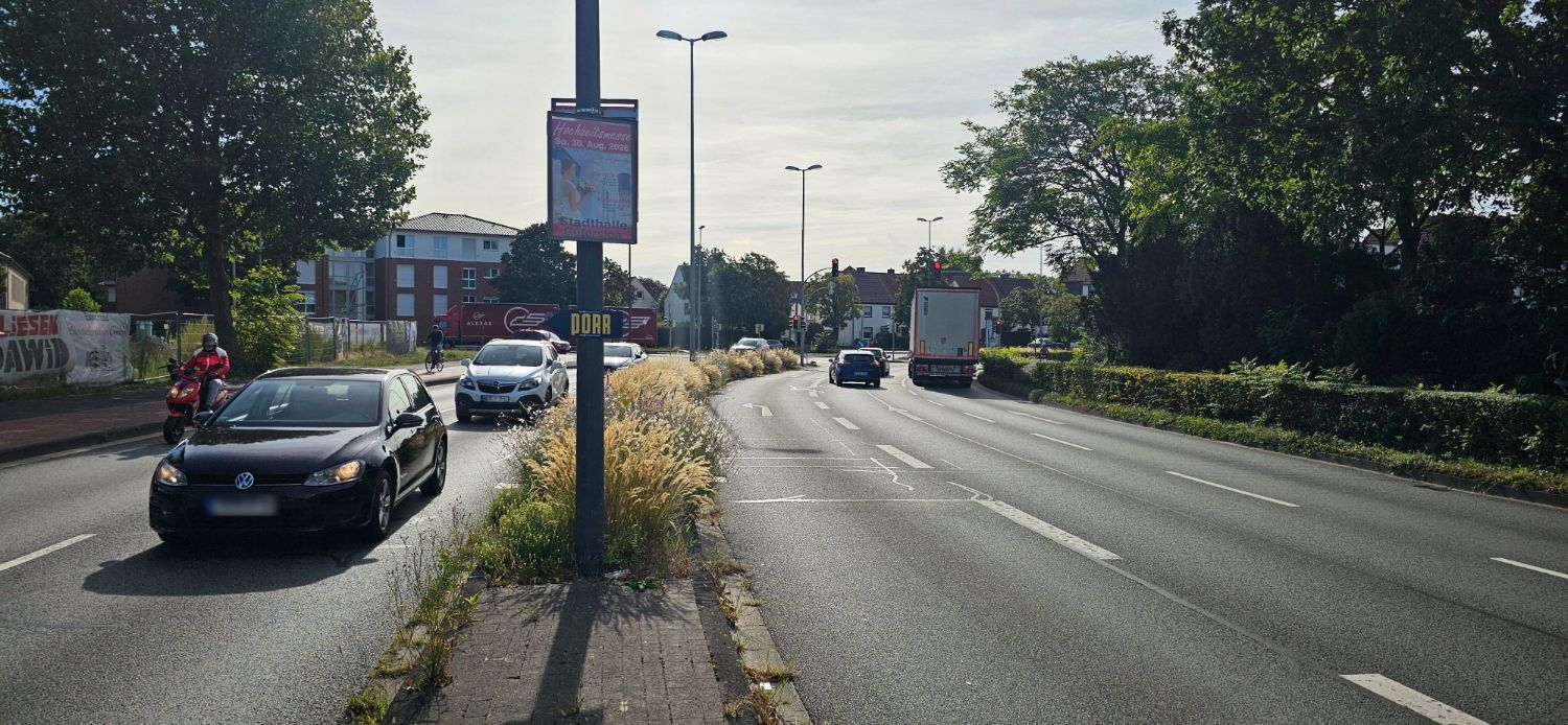 Werberahmen an der Kreuzung mit Baustellenzufahrt in Gütersloh