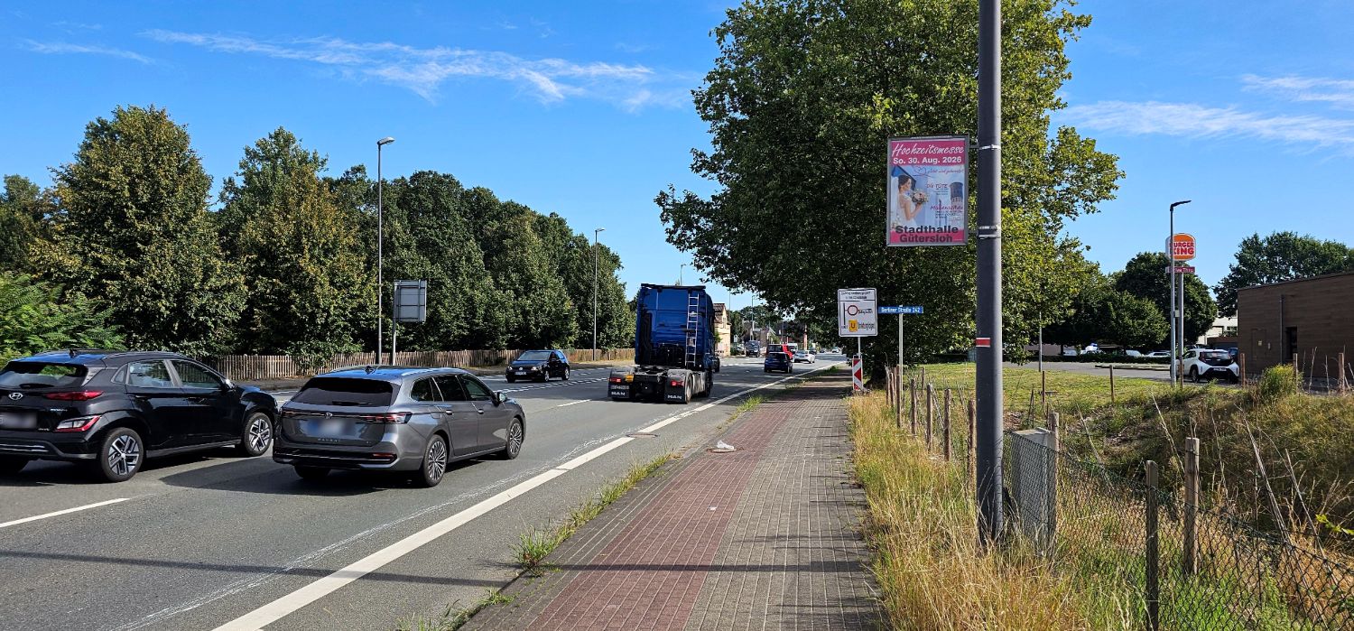 Werberahmen an der Berliner Straße, Höhe Burger King