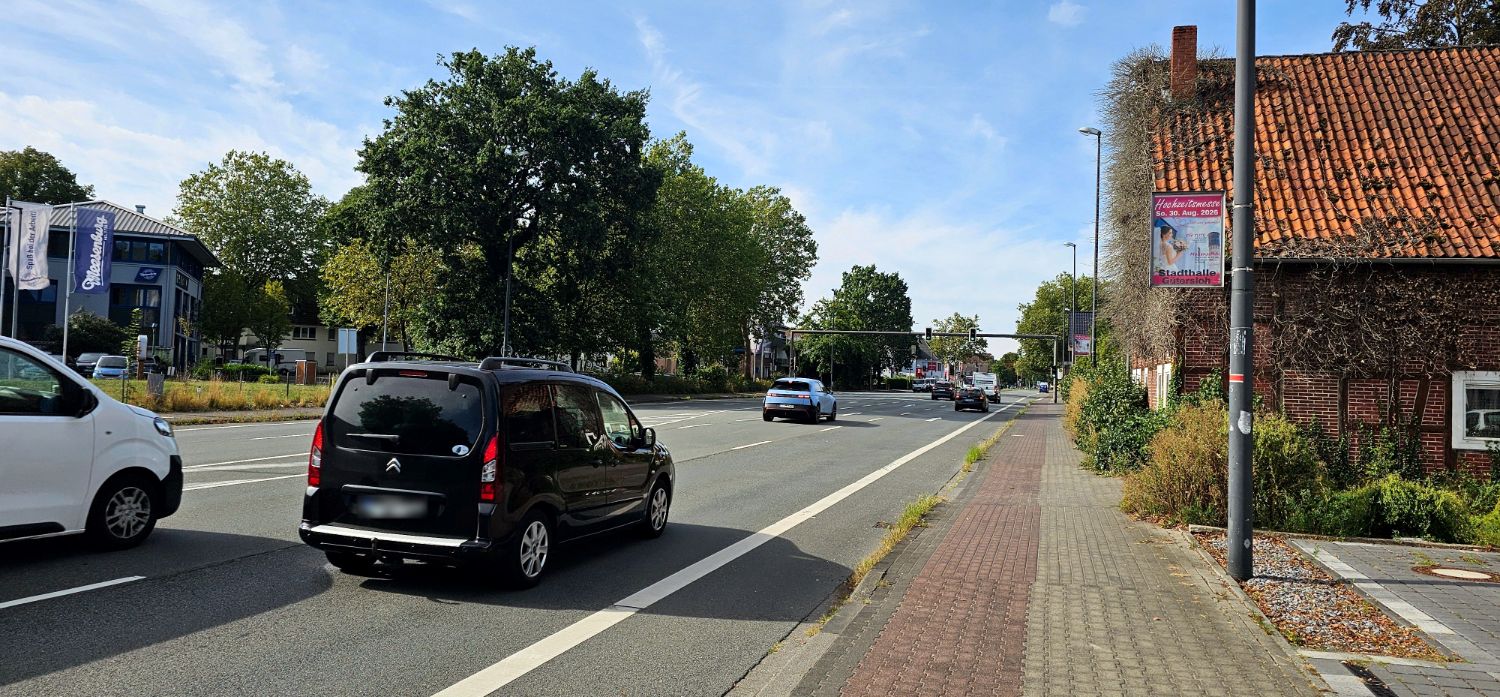 Werberahmen an der Einfallstraße am alten Fachwerkhof in Gütersloh